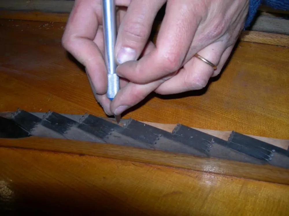 Nettoyage du chevalet de table d’harmonie de pianwebp